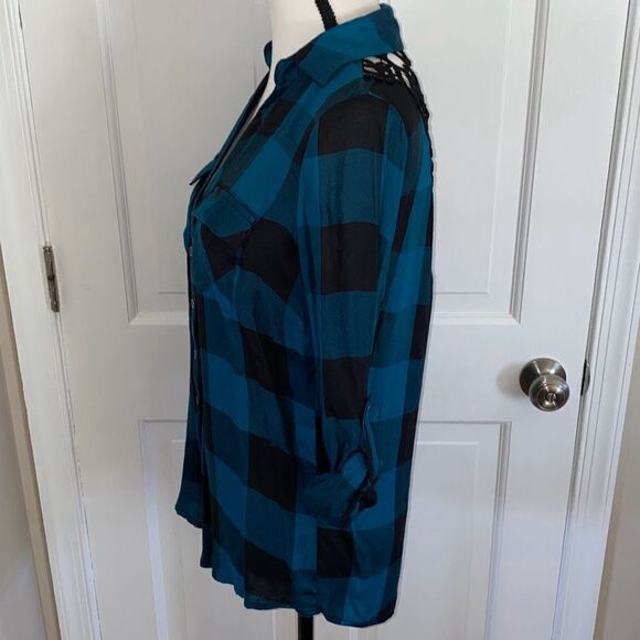 🔥3/$20🔥 New York & Company button up blouse with back crochet cutout size XS - Picture 5 of 10